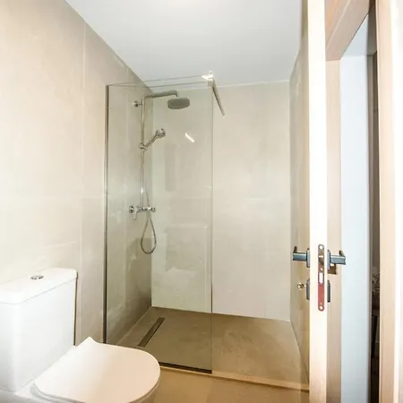 아파트 Cozy 2-bedroom Just 160m From The *