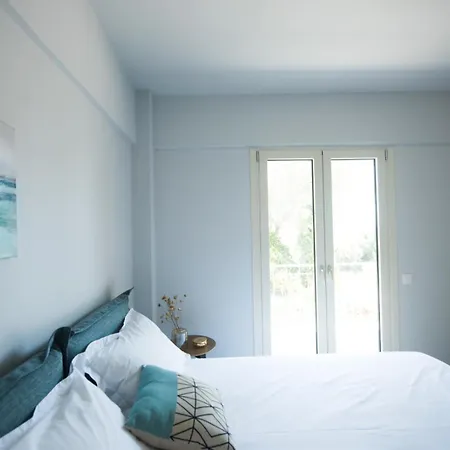 Apartment Cozy 2-bedroom Just 160m From The *